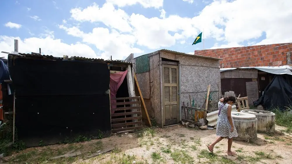 Menina percorre uma ocupação