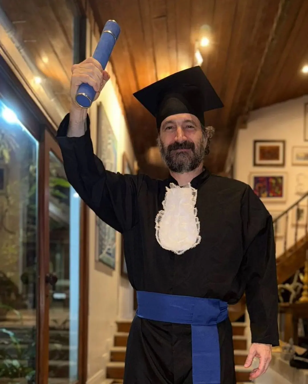 Imagem da notícia Ator Caco Ciocler comemora formatura em Biologia aos 53 anos