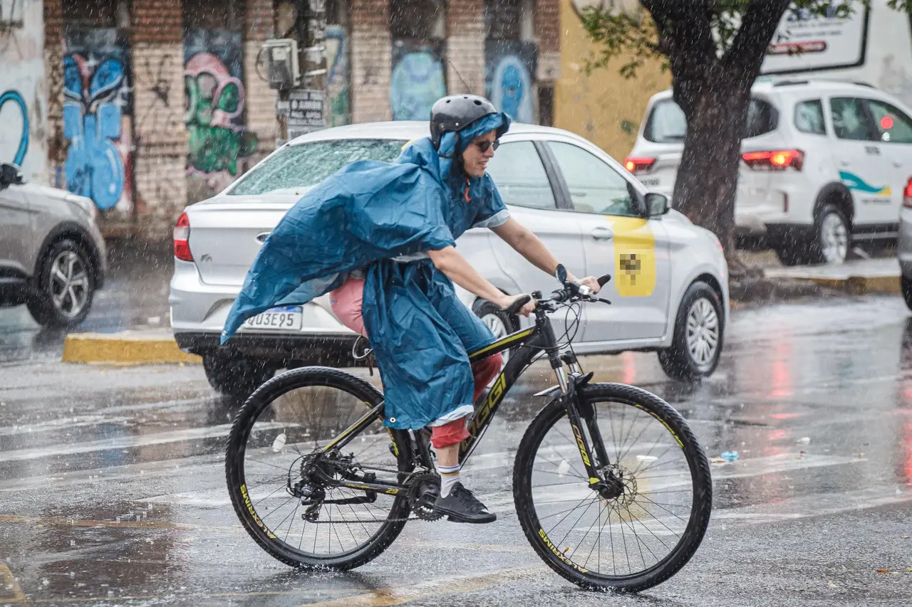 Pedestres durante chuva em Fortaleza. Fortaleza registra chuva fora da estação e semáforos instáveis; Cariri tem acumulado de 111 mm