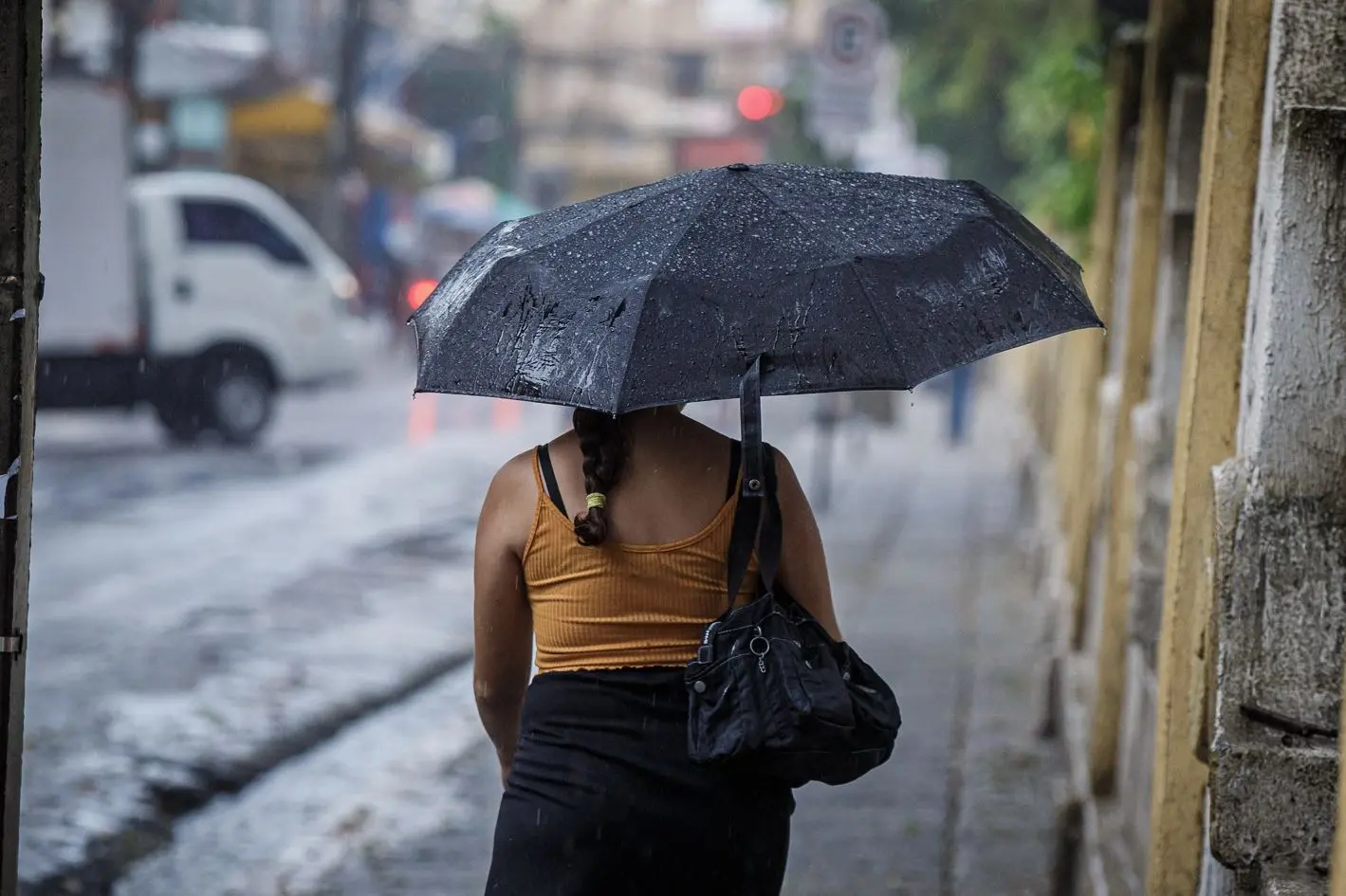 pedestre enfrenta chuva em Fortaleza