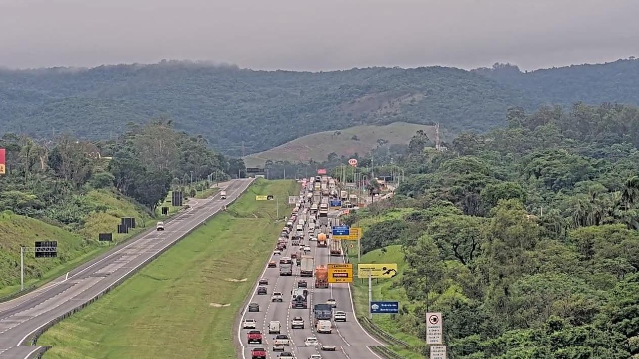 Congestionamento em rodovia após o acidente