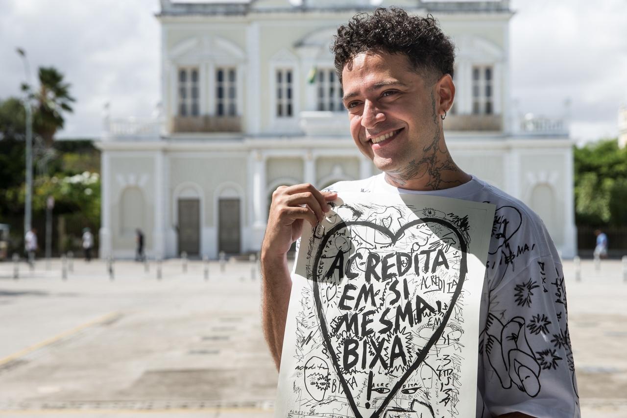 Artista trabalha com desenho em diversos suportes