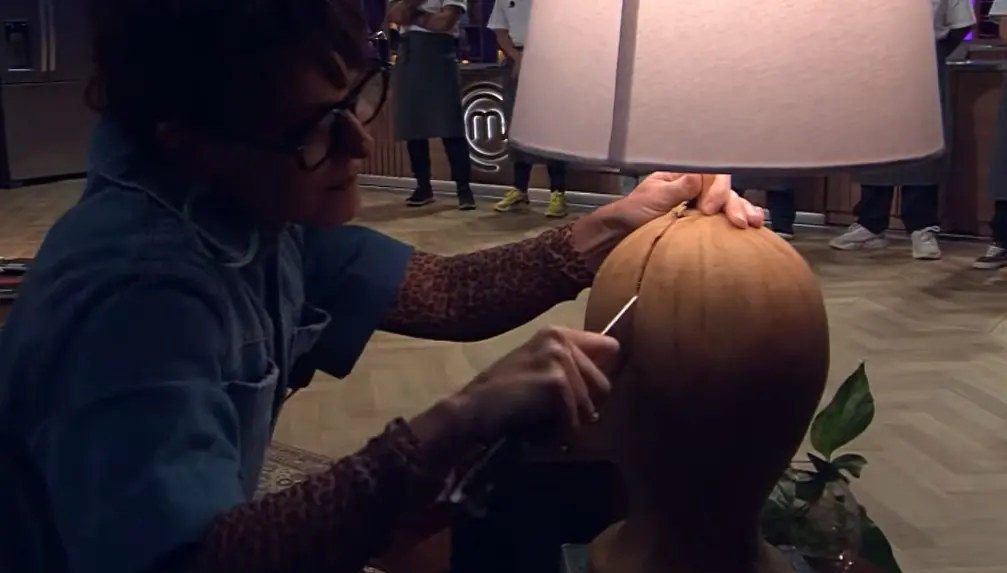 No teaser, a chef Helena Rizzo aparece cortando um abajur, que na verdade é feito de bolo