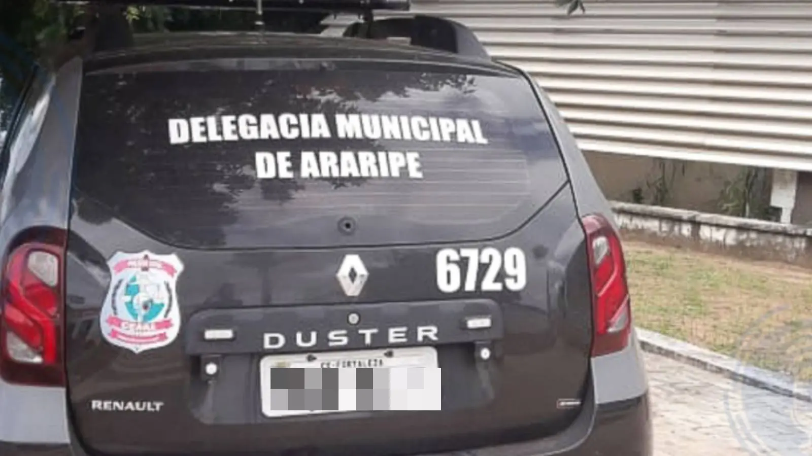 Imagem mostra traseira de viatura da Delegacia Municipal de Araripe, da Polícia Civil. Homem suspeito de estuprar e atear fogo em namorada de 14 anos é preso no Cariri