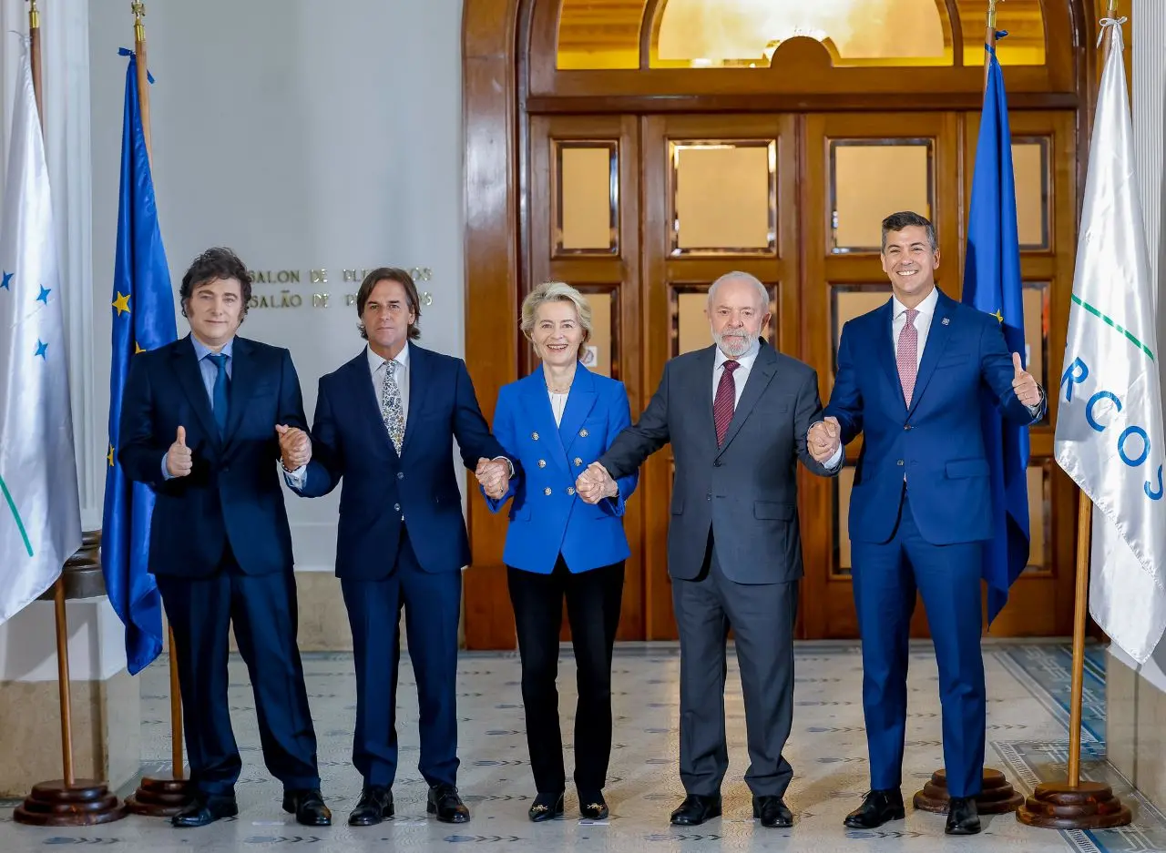 Presidentes sulamericanos e a presidente da Comissão Europeia, Ursula Von de Leyen, em Montevidéu