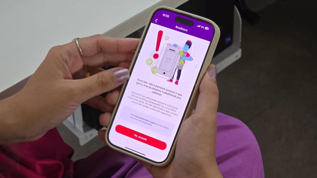 foto de pessoa tentando acessar aplicativo do banco Bradesco, que registra problemas.