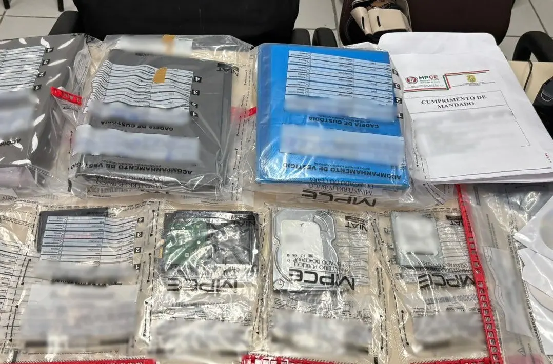 Foram apreendidos documentos, aparelhos celulares e notebooks que irão subsidiar as investigações