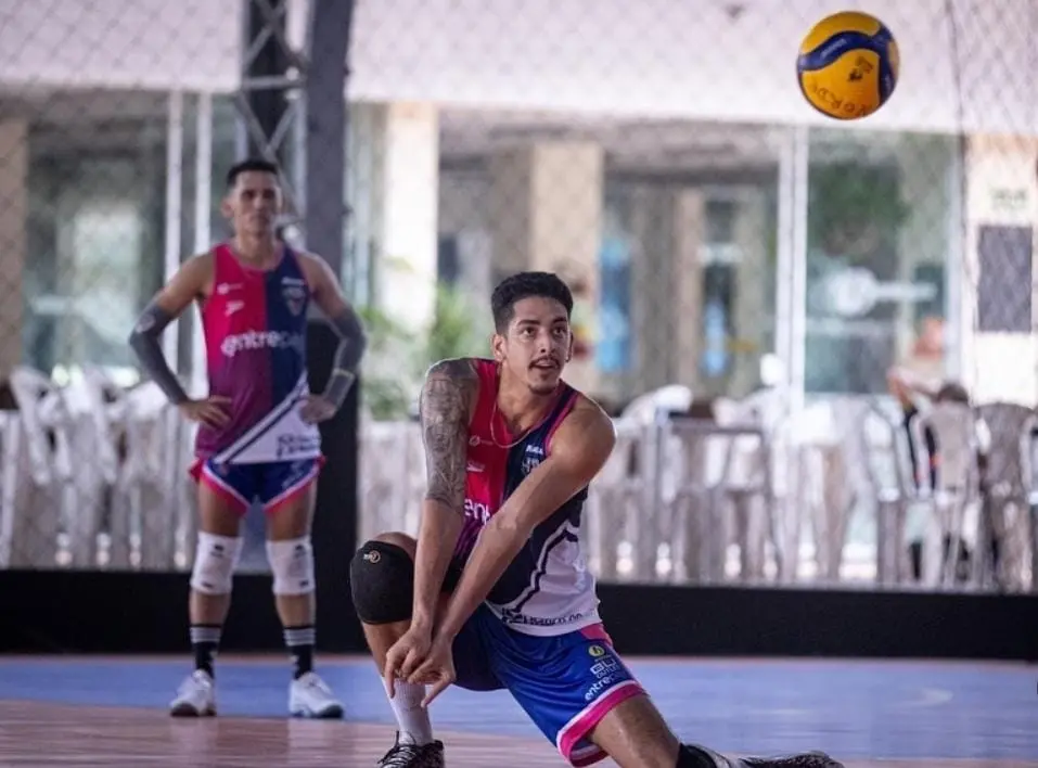 imagem mostra jogadores de volei