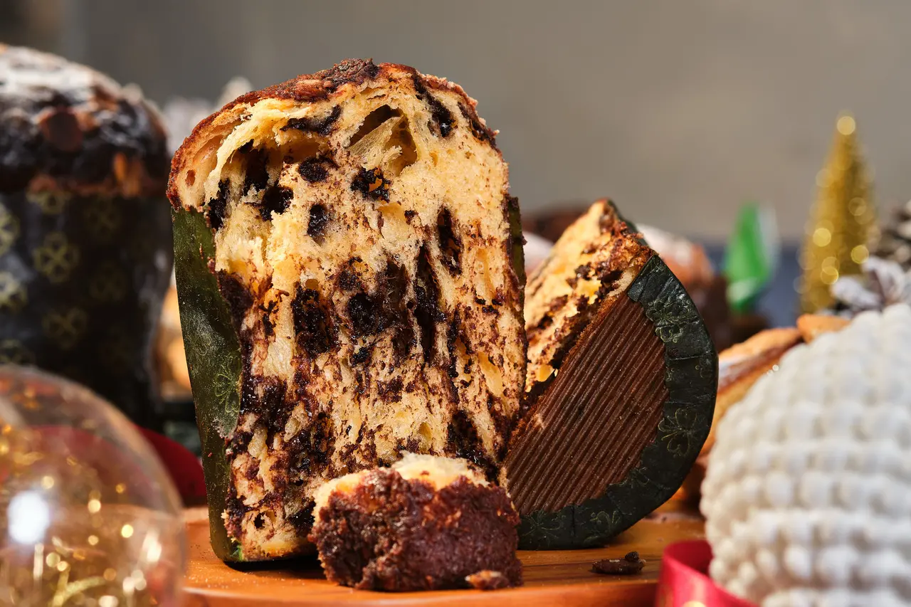 imagem de panetone de chocolate com laranja da Paine cortado sobre a mesa