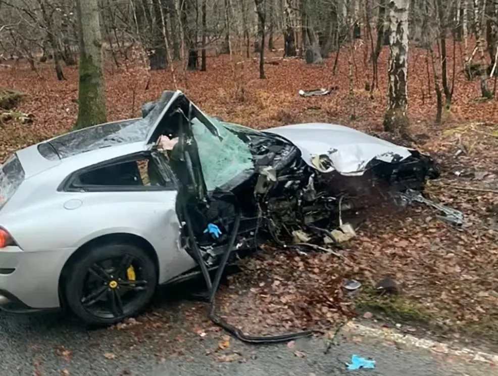 Circularam nas redes sociais imagens do suposto carro de Michail Antonio destruído após acidente