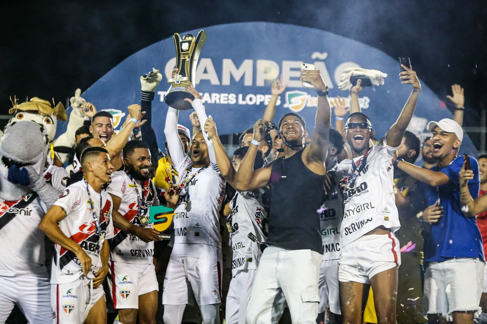 Jogadores do Ferroviário comemoram título da Fares Lopes