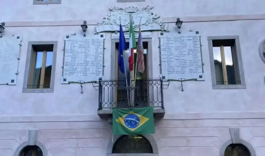 Bandeia brasileira em prefeitura na Itália