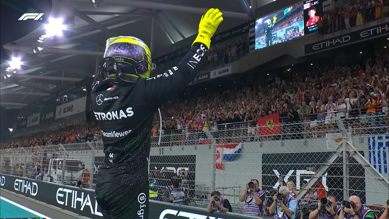 Hamilton é ovacionado pela torcida em Abu Dabi após última corrida pela Mercedes