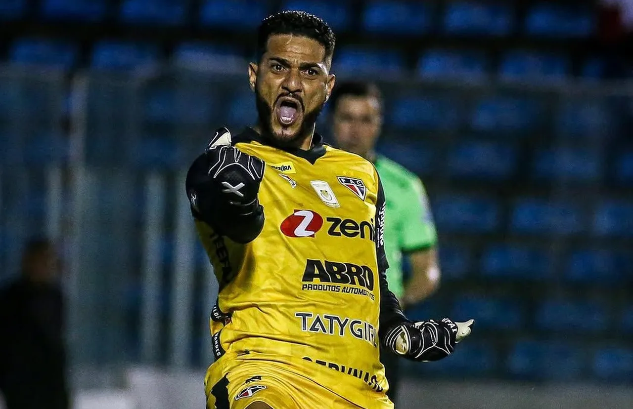 Carlão comemora defesa em disputa de pênaltis na decisão da Fares Lopes