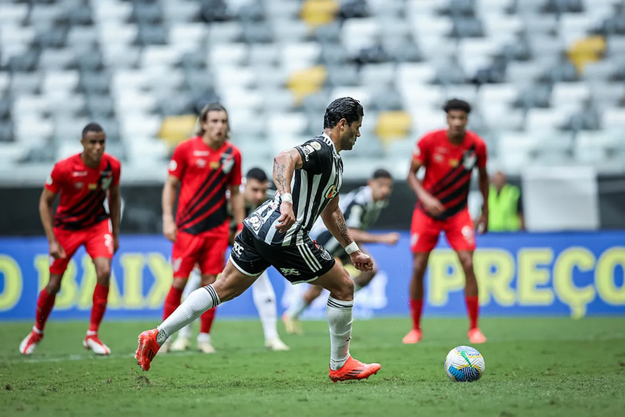 Hulk perdeu um pênalti, mas no rebote, Rubens fez o gol do Galo