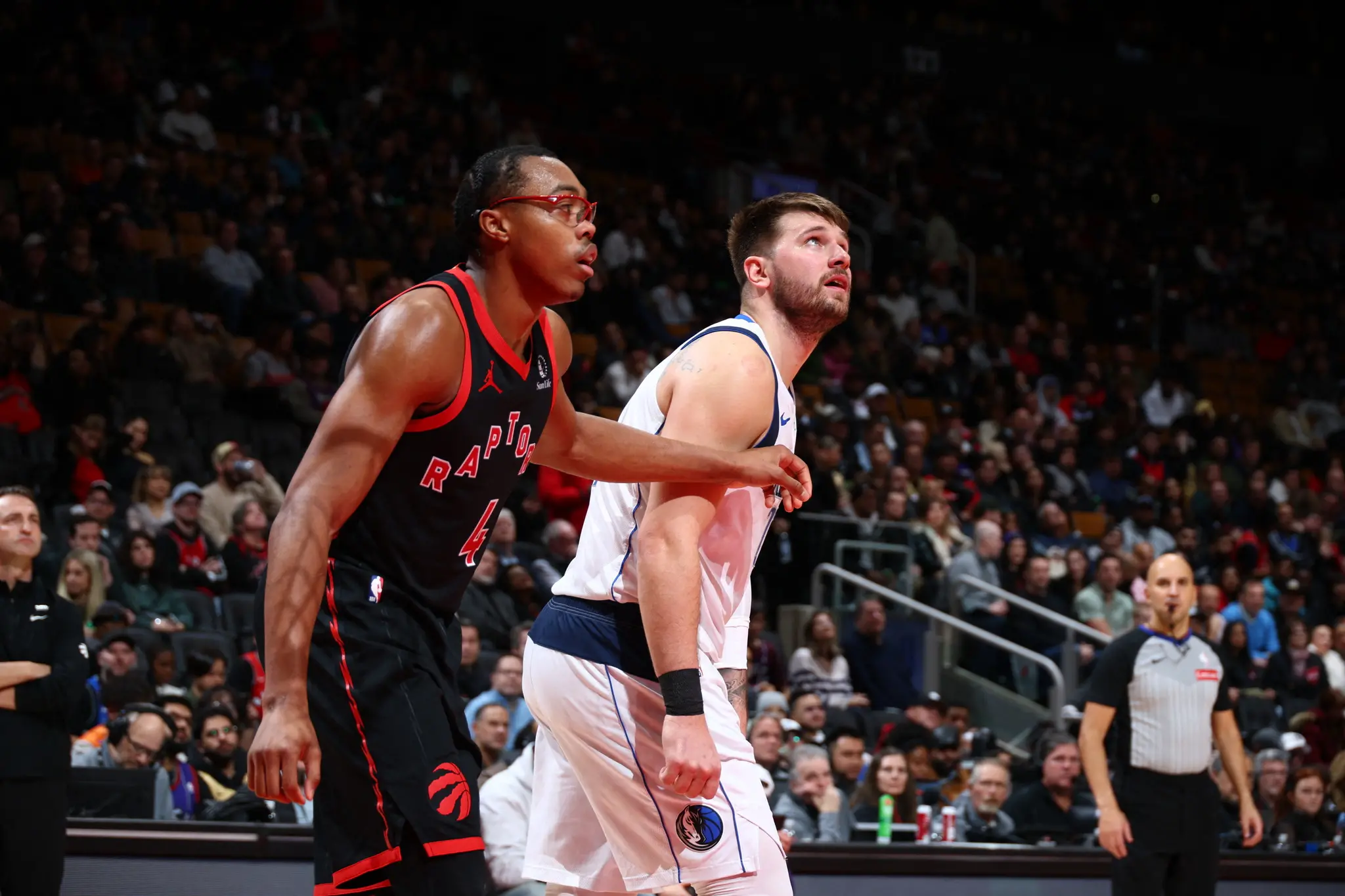 Foto de Scottie Barnes, jogador do Toronto Raptors, durante jogo contra o Dallas Mavericks na NBA 2024/25