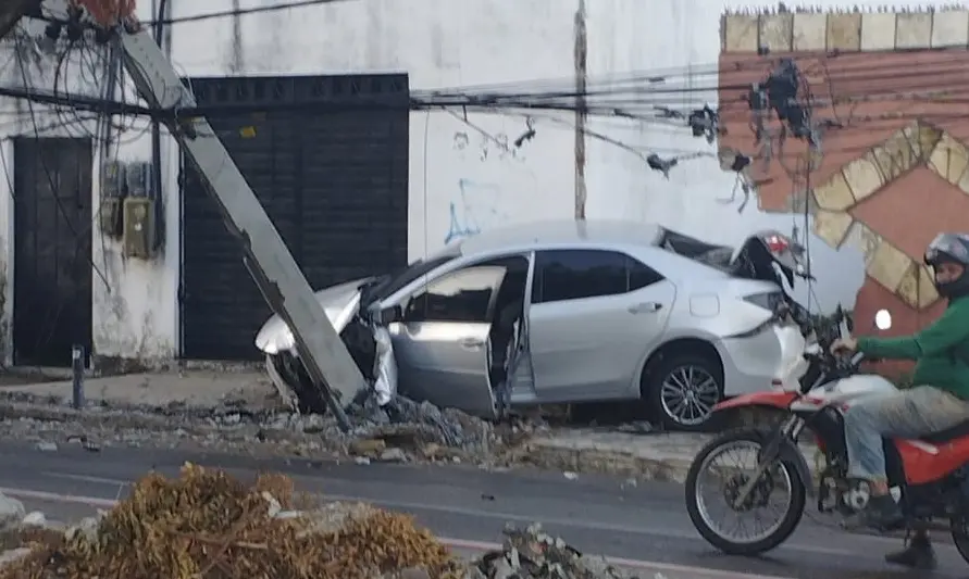 Com impacto, postei ficou suspenso por fios