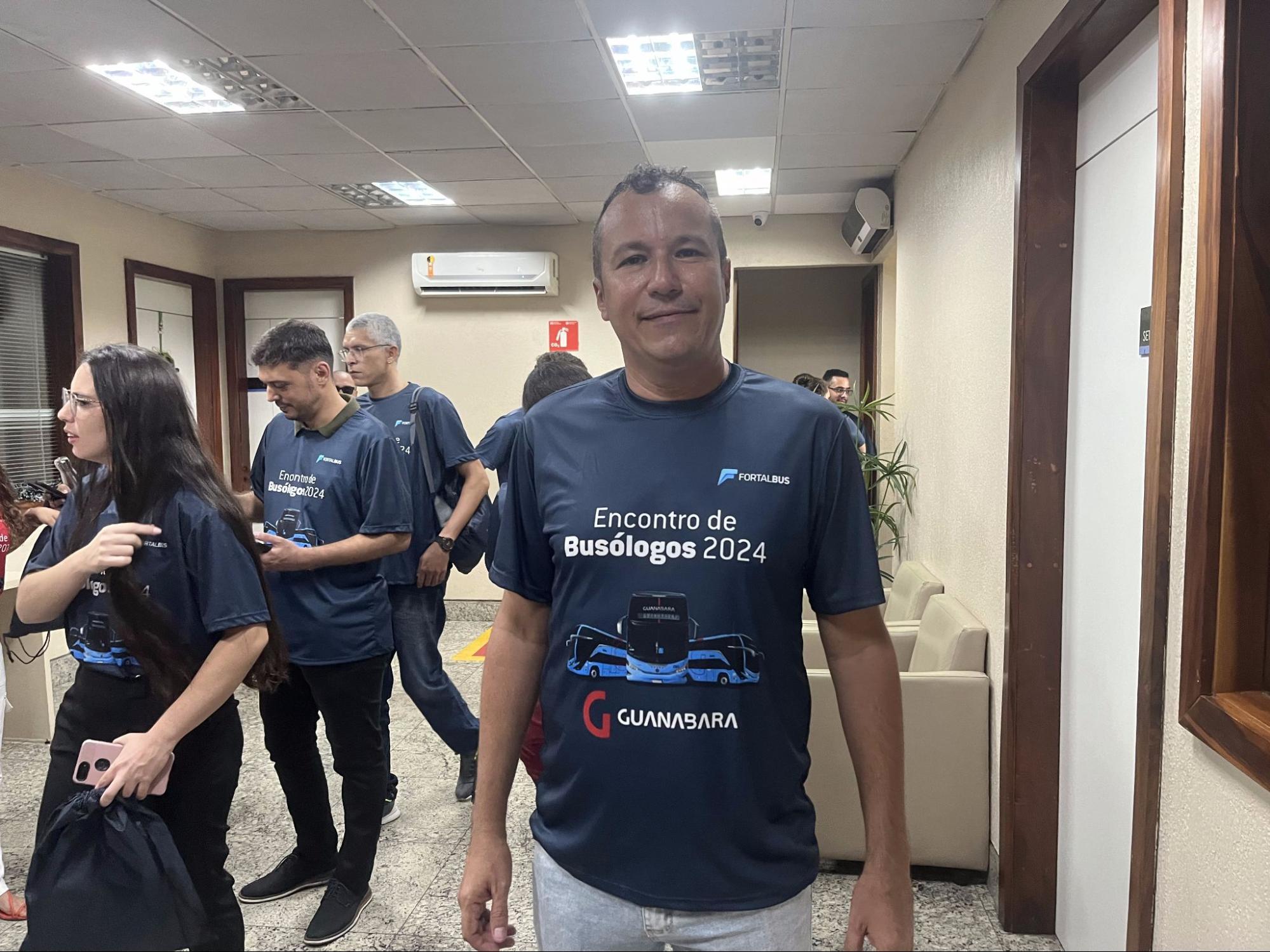 Henrique gosta de fotografar raridades, mas também de capturar os rostos de viajantes na rodoviária durante as partidas