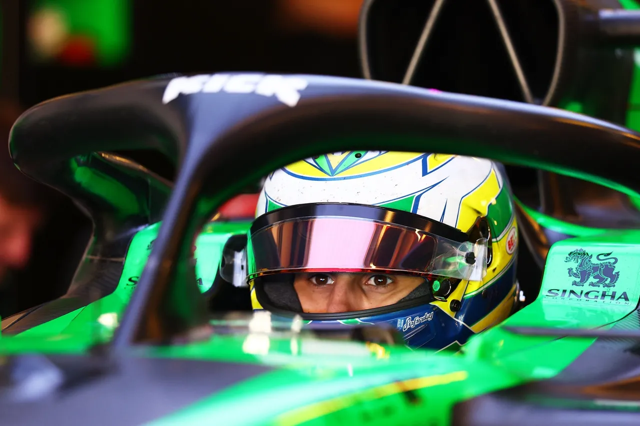 Bortoleto no cockpit da Sauber em testes nesta terça-feira