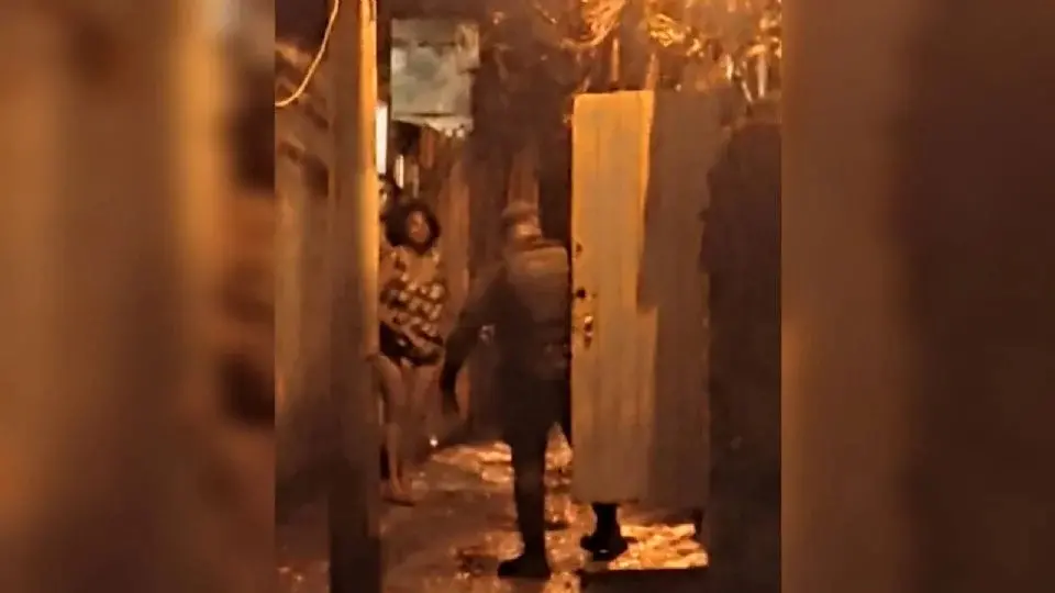 Mãe falando com policial