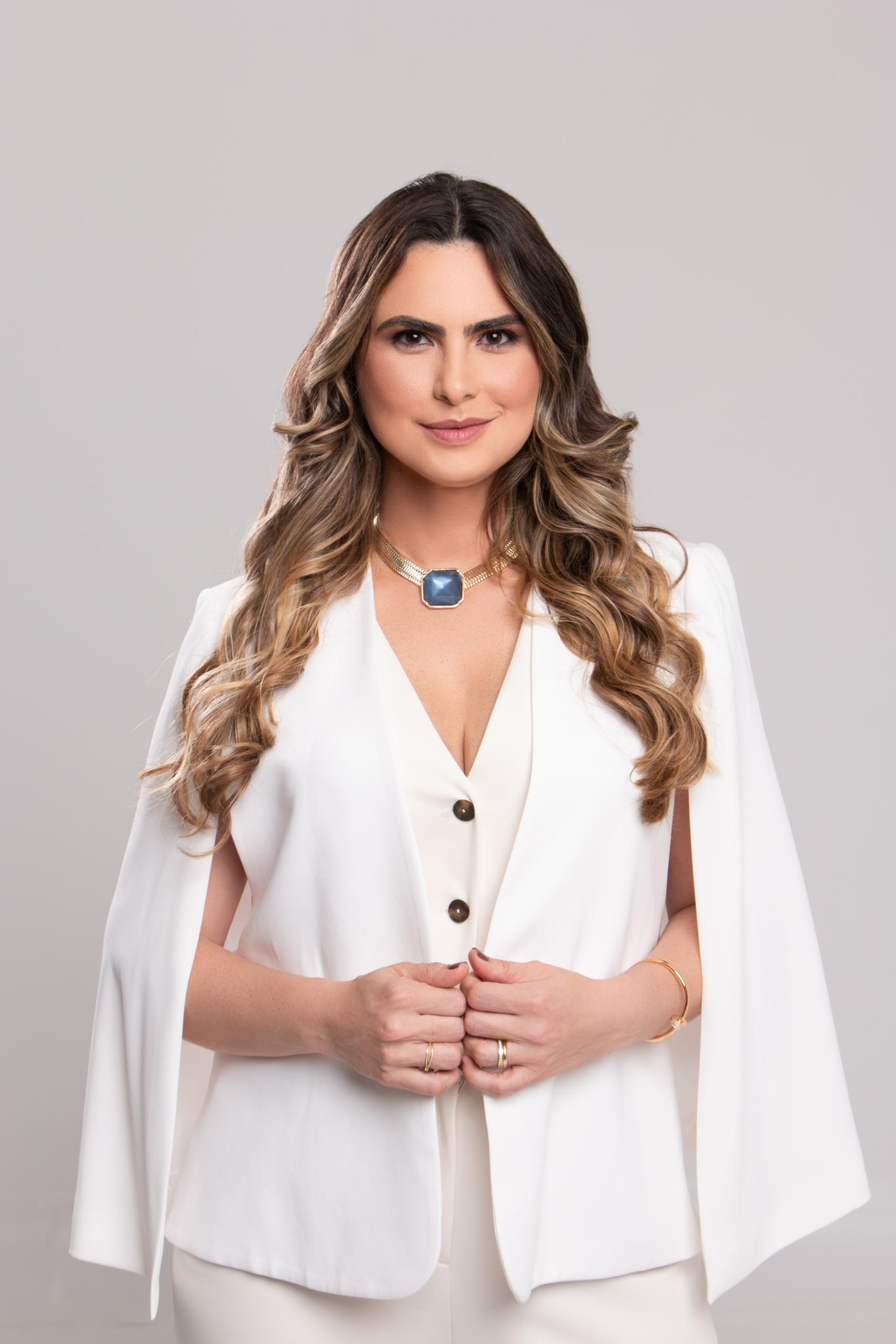 Suelen Rios é especialista em plástica mamária e contorno corporal, cirurgia plástica na Otomax Cirurgia Plástica e Estética