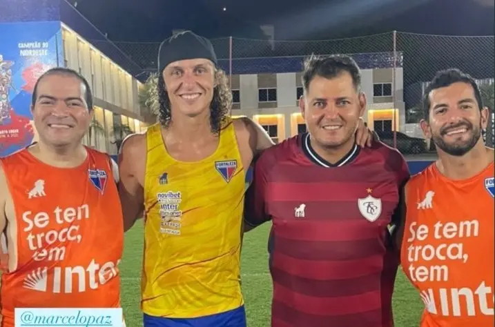 Foto de David Luiz disputa jogo festivo no Pici com camisa do Fortaleza ao lado de Marcelo Paz