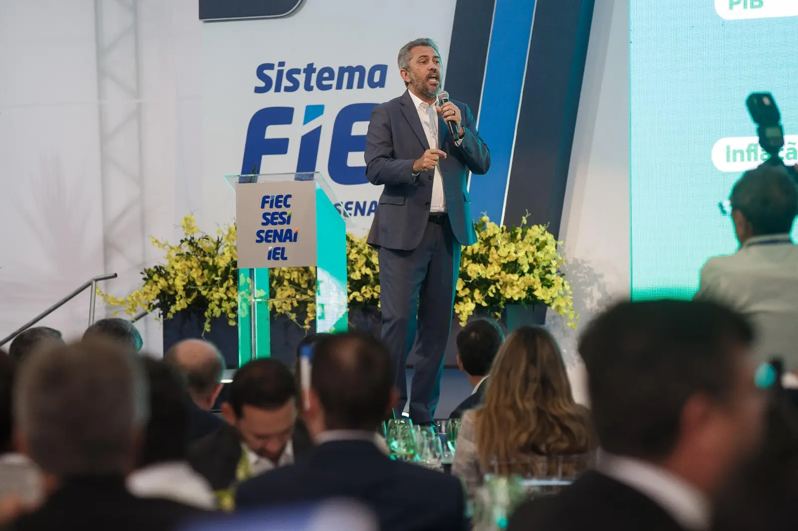 Elmano falando ao microfone durante evento
