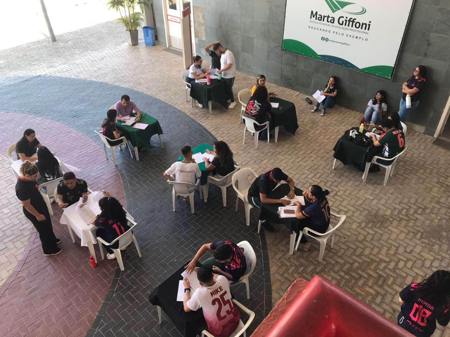 Alunos em laboratório de redação em escola no Ceará