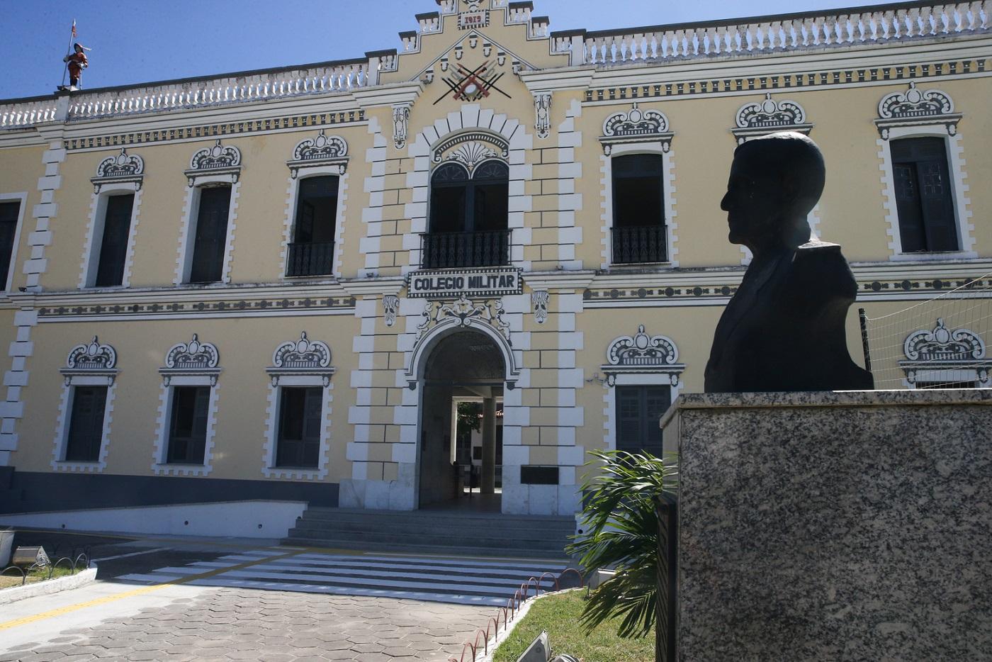 Fachada do Colégio Militar de Fortaleza