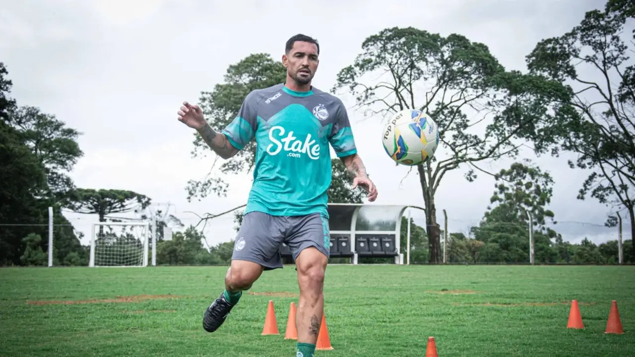 Atacante Gilberto em treino com a camisa do Juventude