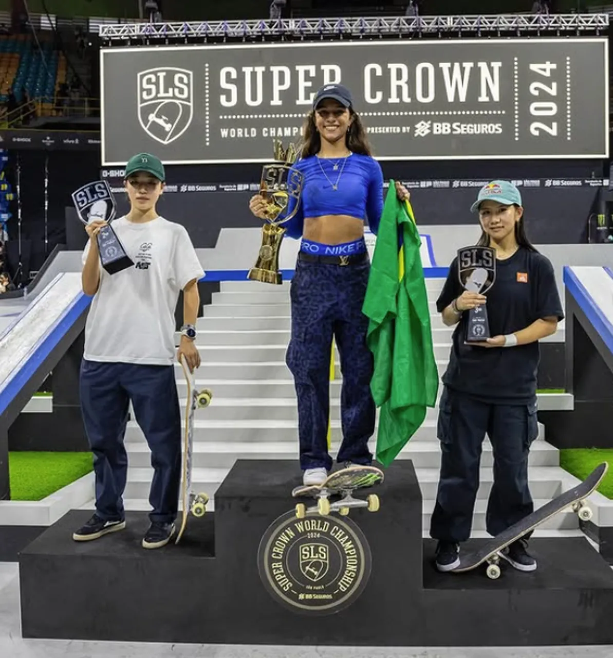 Pódium do skate, com Raysa como campeã