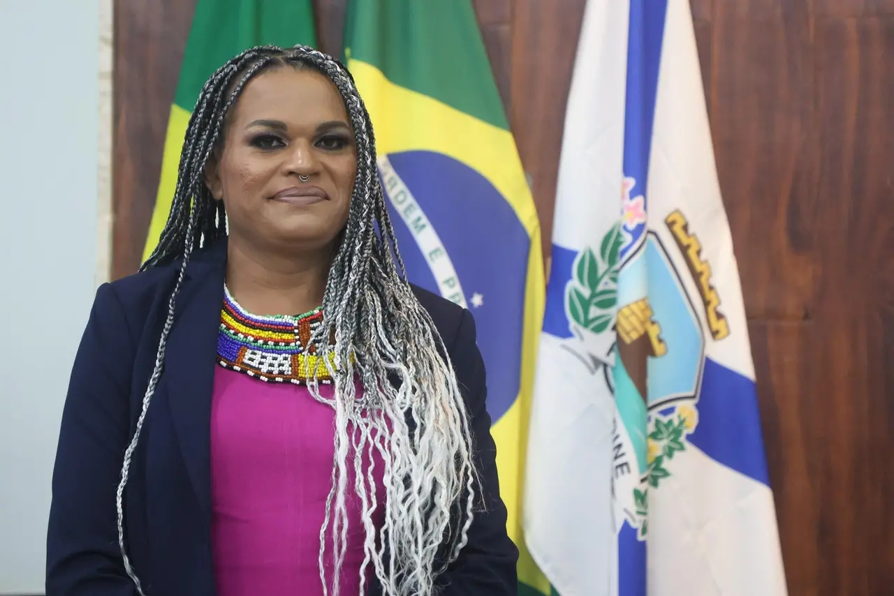 Jornalista, pesquisadora e ativista dos direitos humanos LGBTQIA+, Dediane Souza lança 'Dando o Nome' nesta segunda-feira (16) na UFC