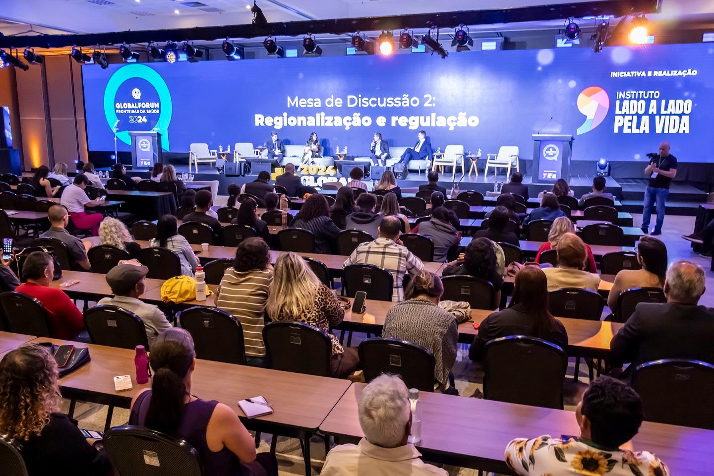 Plateia assiste ao debate sobre regionalização e regulação do câncer em evento em Brasília