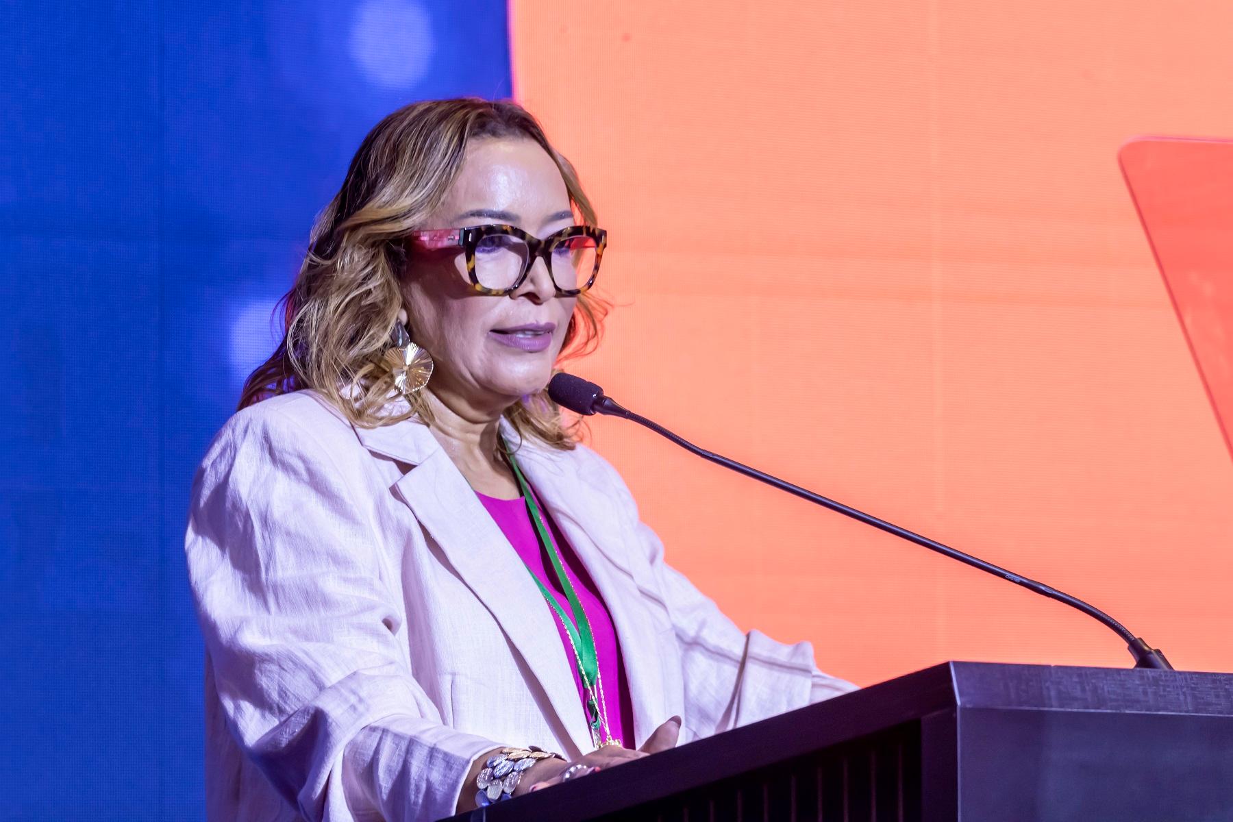 Foto do rosto de Marlene Oliveira, presidente do Instituto Lado a Lado pela Vida, em discurso