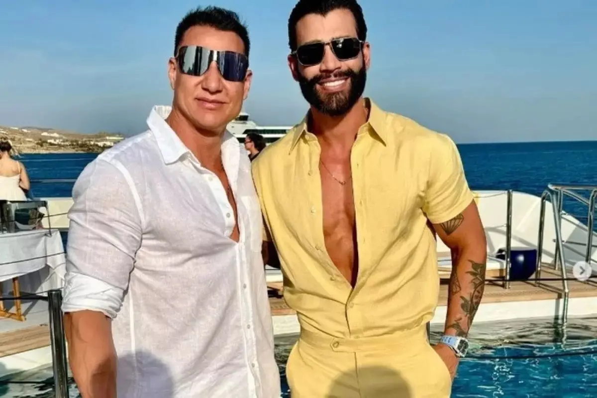 a imagem mostra o segurança de Gusttavo Lima, citado por delator do PCC e procurado pela PF em SP, e o cantor em frente a uma orla marítima