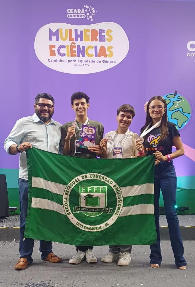 Equipe segura bandeira da escola e medalhas do Ceará Científico