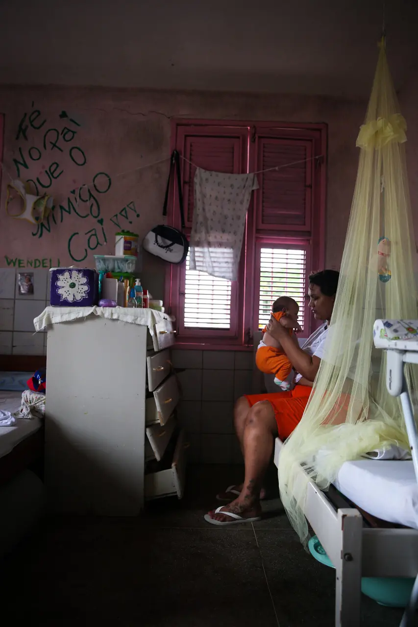 Mulher segurando neném