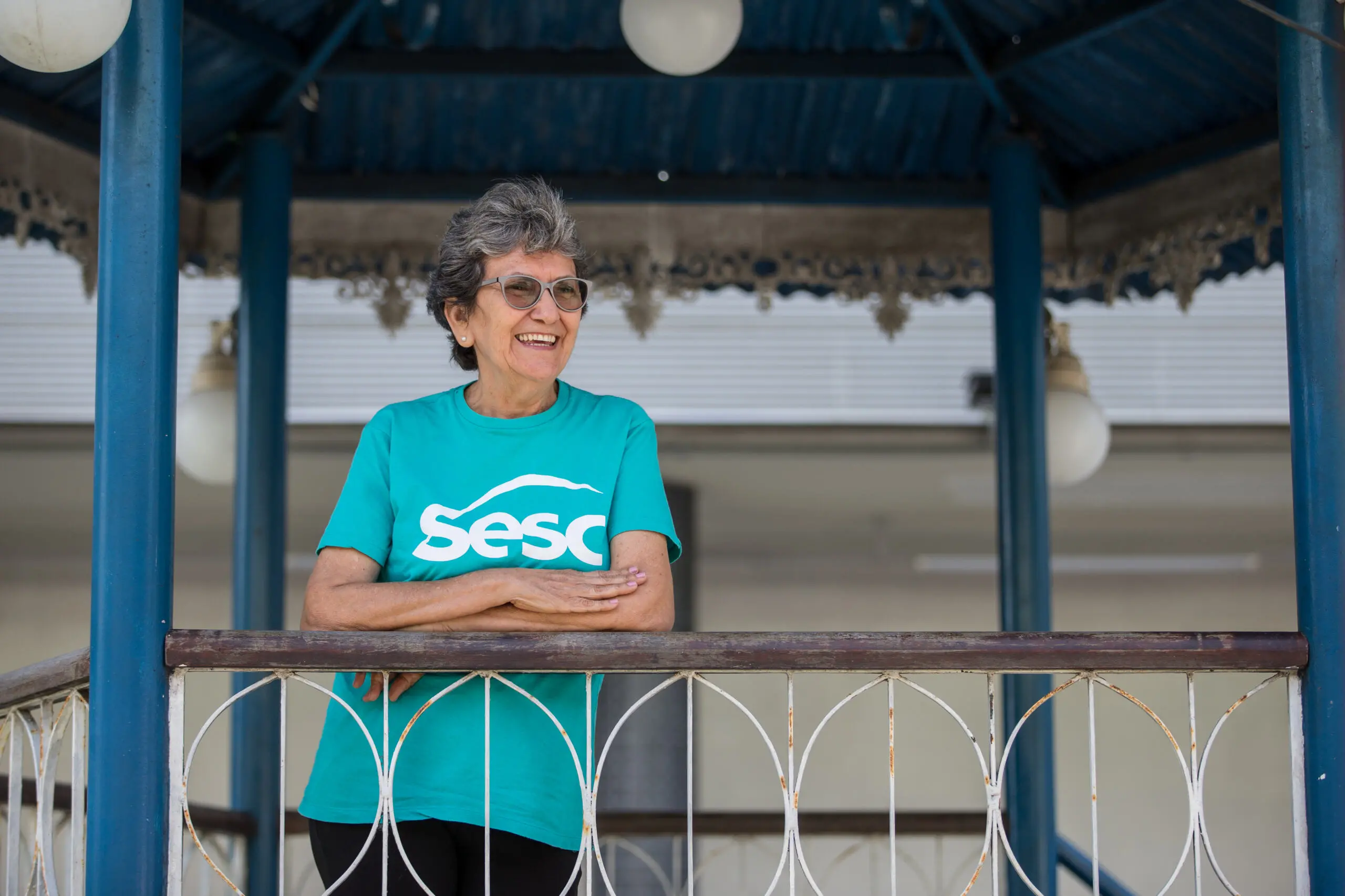 Mulher idosa posa para foto