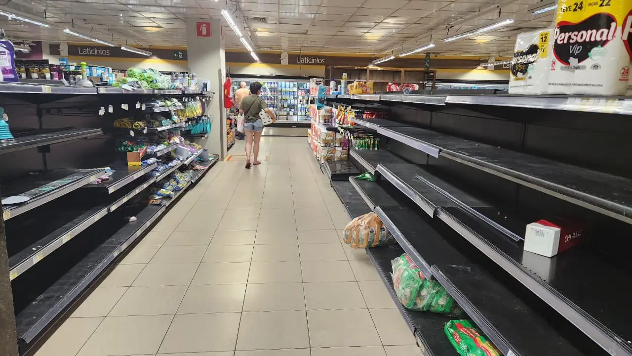 Prateleiras esvaziadas Pão de Açúcar Shopping Aldeota