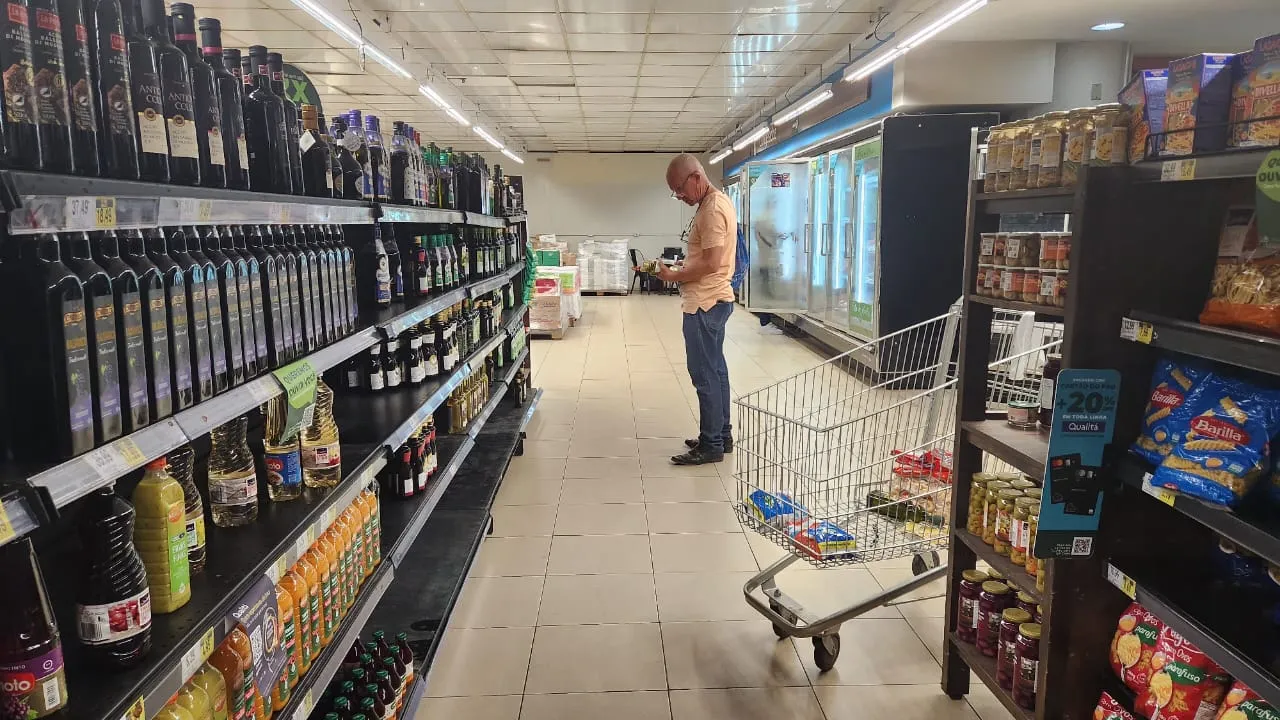 Azeite é um dos itens mais procurados por consumidores durante queima de estoque para o fechamento da loja do Pão de Açúcar no Shopping Aldeota