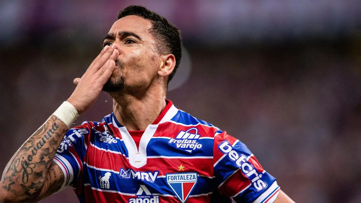 imagem mostra jogador de futebol