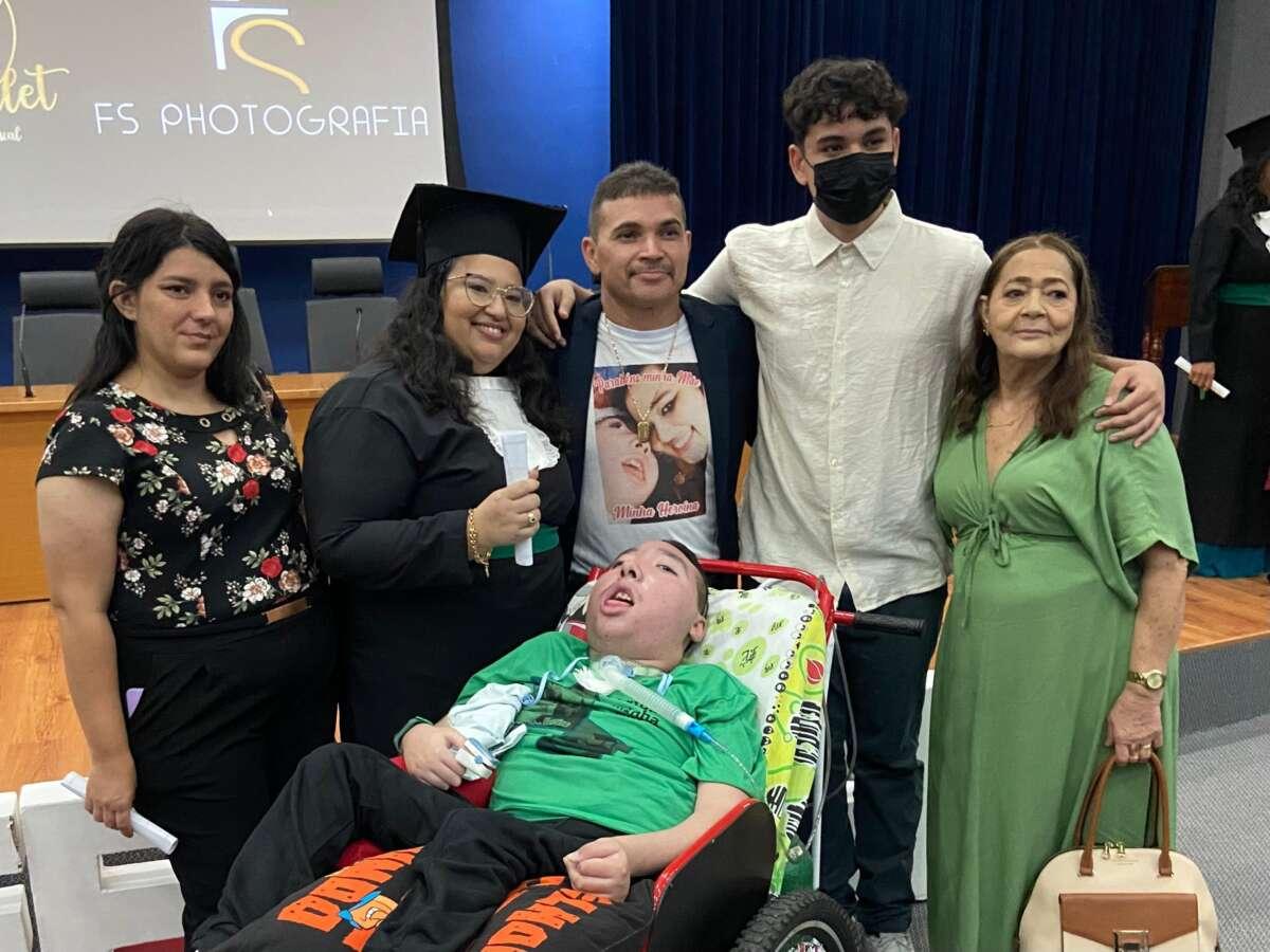 Família reunida na cerimônia de formatura