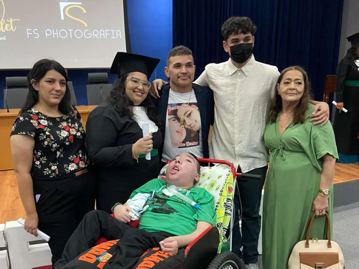 Família reunida na cerimônia de formatura de Maria
