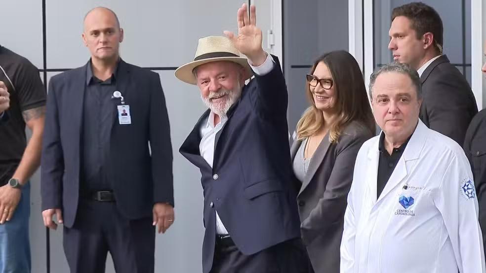 Lula é liberado pelos médicos para voltar a Brasília após tomografia na cabeça: 'O estado geral dele é bom'