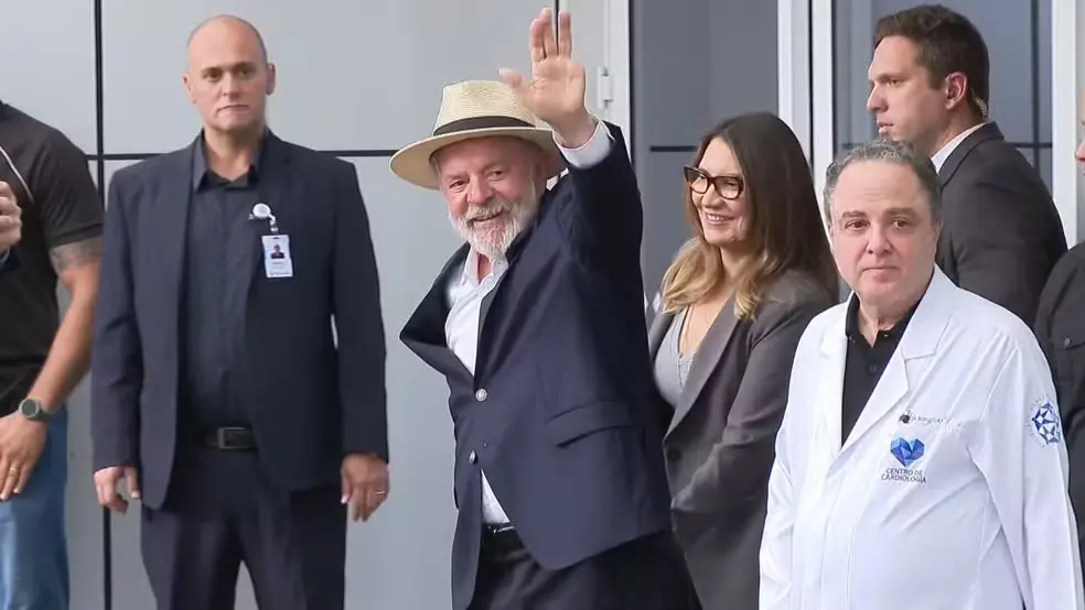 Lula é liberado pelos médicos para voltar a Brasília após tomografia na cabeça: 'O estado geral dele é bom'