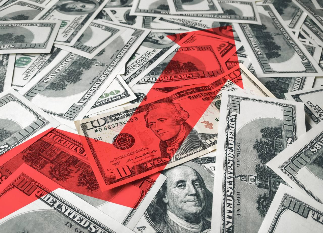 Notas de dólares e arte com seta crescente indicando aumento do dólar