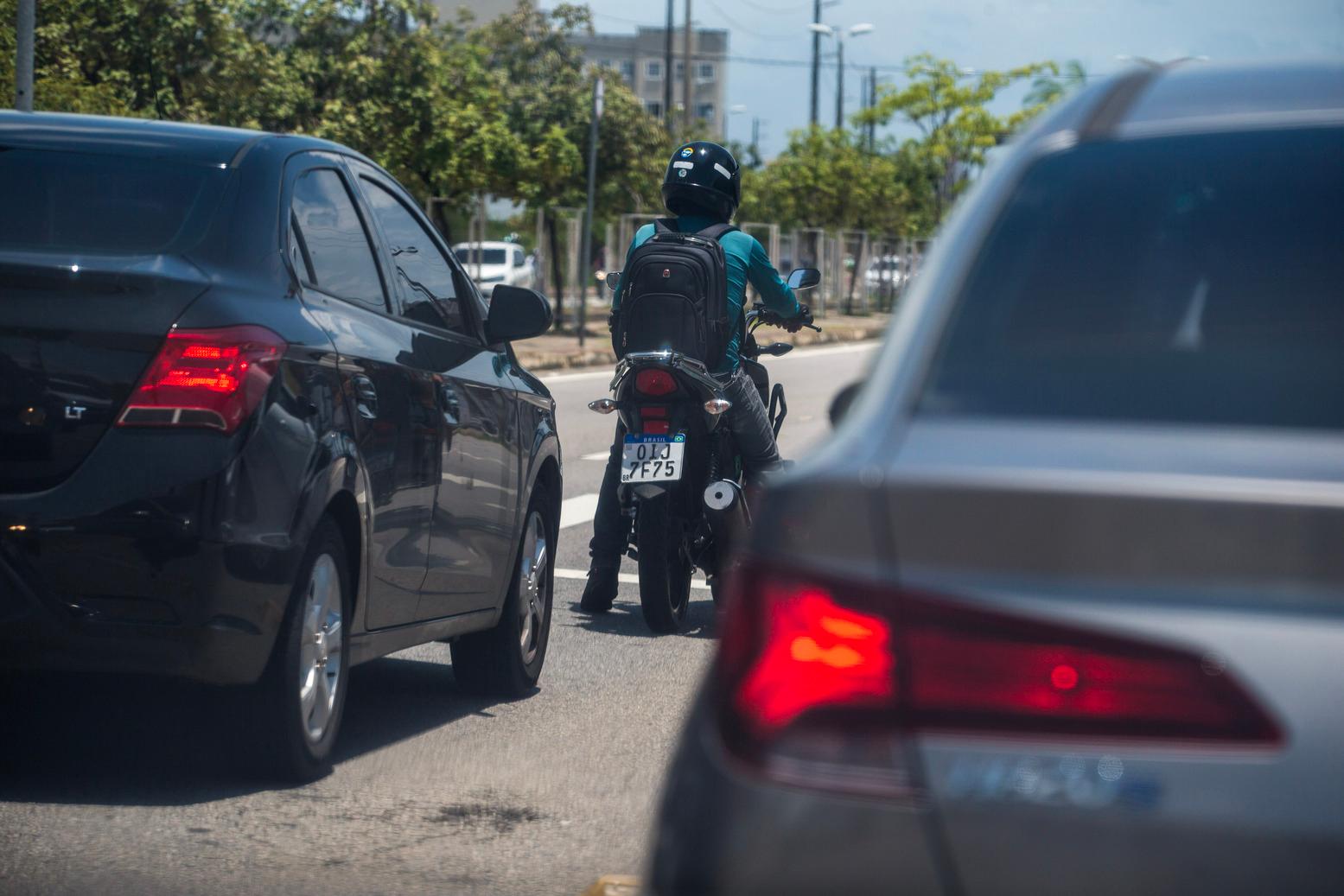 foto de carro e moto em trânsito de Fortaleza