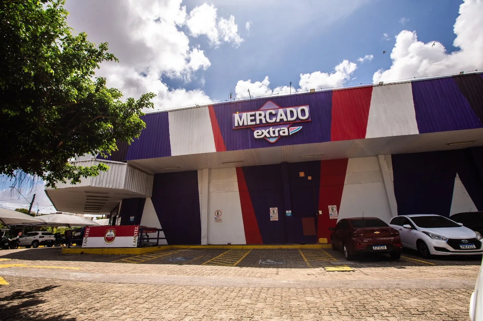Mercado Extra em frente à Rodoviária de Fortaleza é a única loja da marca no Ceará