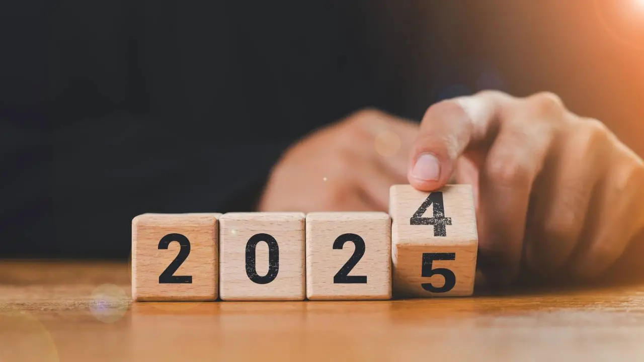 Mão gira último de quatro cubos transformar o número 2024 em 2025