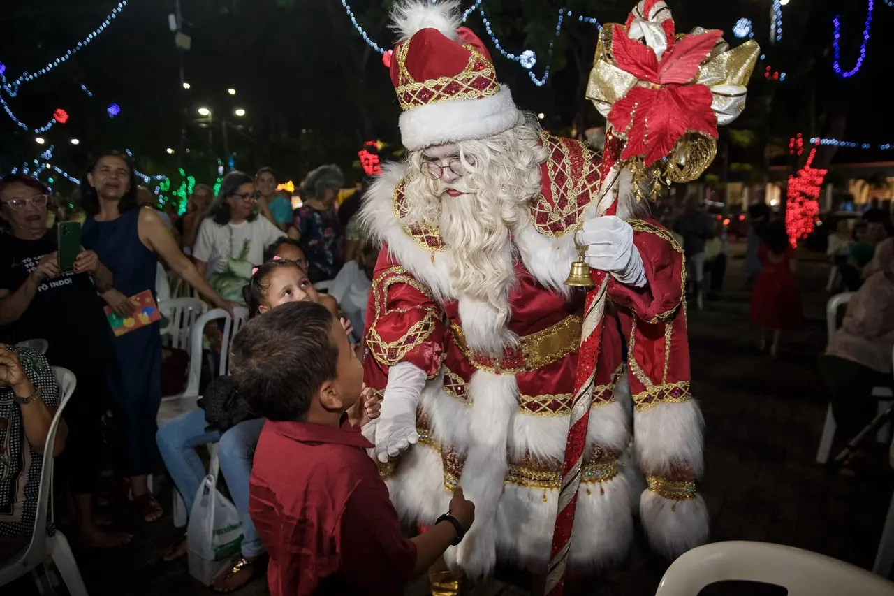Chegada do Papai Noel foi um dos momentos mais aguardados pelas crianças que participaram do Natal Alegria na Praça